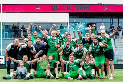 In ‘promotiepolonaise’ terug naar het eigen sportpark: ‘Biertje, bacootje in de hand, dit wordt een 