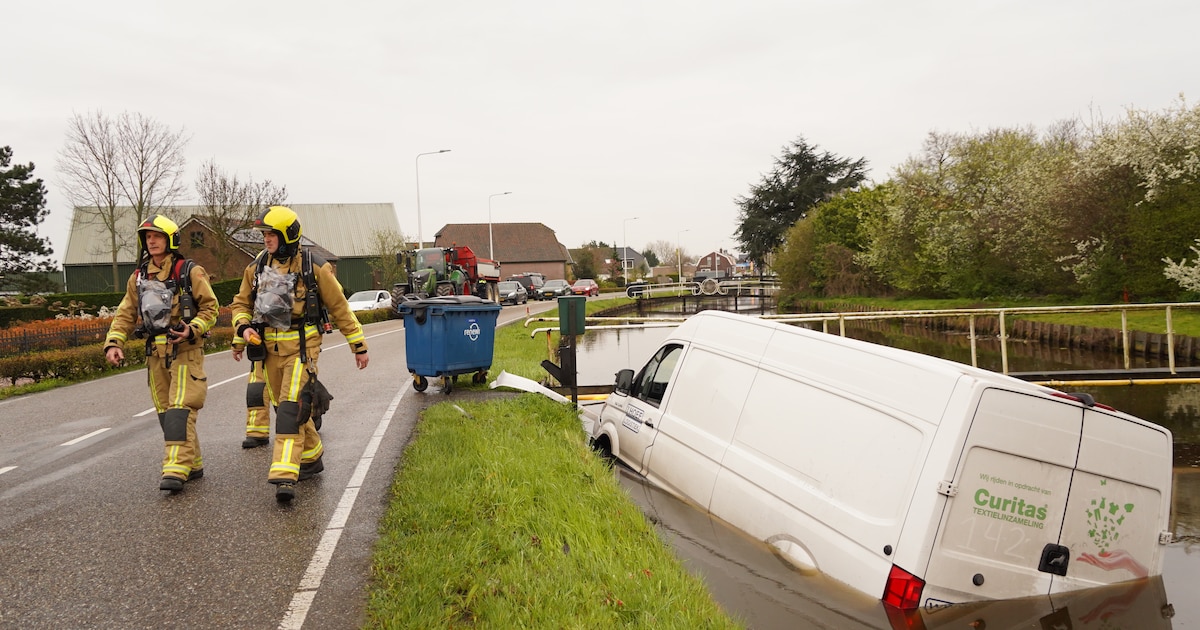 Bestelbus belandt in het water langs de Noordeindseweg in Berkel en Rodenrijs en raakt gasleiding