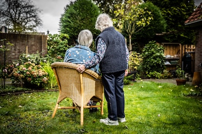 Ada (86) en Trees (80) woonden 34 jaar samen met Bart en zijn nu een paar: ‘Liefde is niet exclusief’