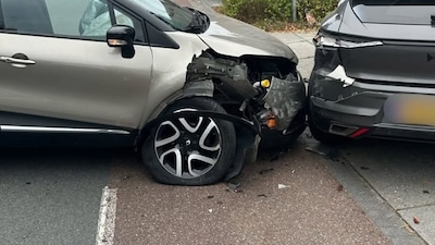 Zwangere vrouw naar het ziekenhuis na ongeval met twee auto’s in Eindhoven: forse schade