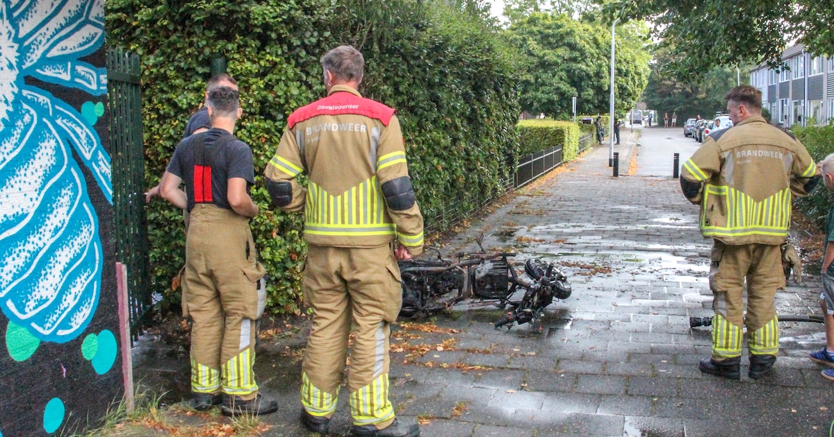 Scooter brandt uit op Salomonszegel in Leeuwarden