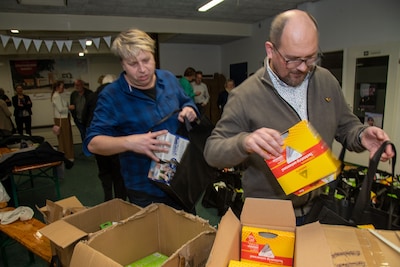 Raadsleden Nunspeet pakken zelf noodpakketten in voor inwoners met weinig geld