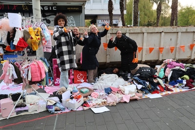 Vrijmarkten en felicitaties: de Haagse regio viert Koningsdag!
