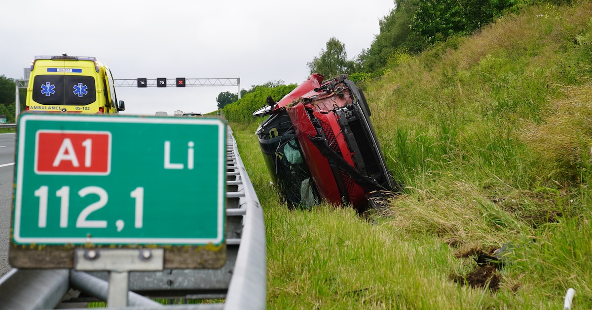 Auto vliegt over de vangrail langs A1 bij Bathmen