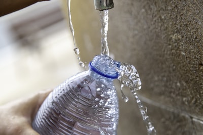 Leerlingen De Leemstee openen drinkwatertappunt in Oldenzaal