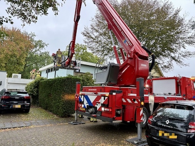 Hoogbejaarde man (80) valt op dak van carport in Dorst en raakt gewond