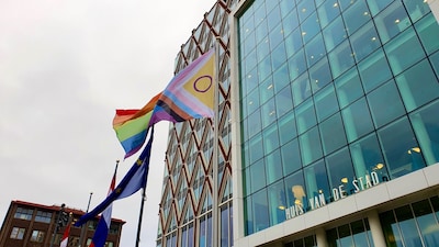 Coming Out Day: dit is waarom er een regenboogvlag voor het Huis van de Stad in Gouda wappert