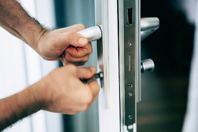 Vroege vlucht komt Machteld (54) duur te staan als huissleutel kwijt blijkt te zijn: ‘Hij had het niet expres gedaan’