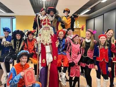 Leerlingen Dalton College vieren Westlands sinterklaasfeest met tientallen gezinnen