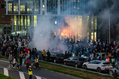 Rouw slaat om in woede bij stille tocht voor omgekomen Alfredo, ME jaagt demonstranten weg