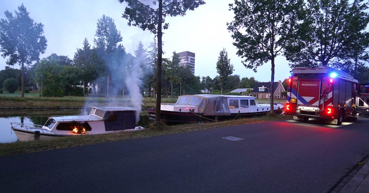 Brand in boot aan de Hoofdvaartsweg in Assen