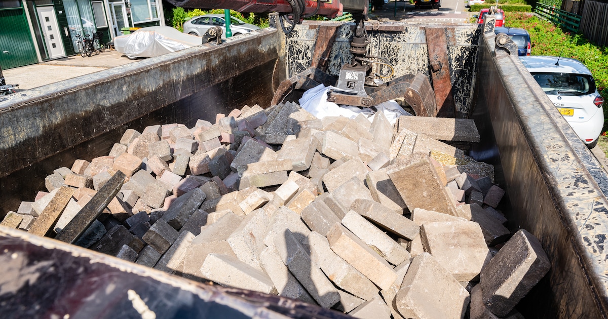 Tegeltaxi rijdt in mei door Sliedrecht om tuintegels op te halen