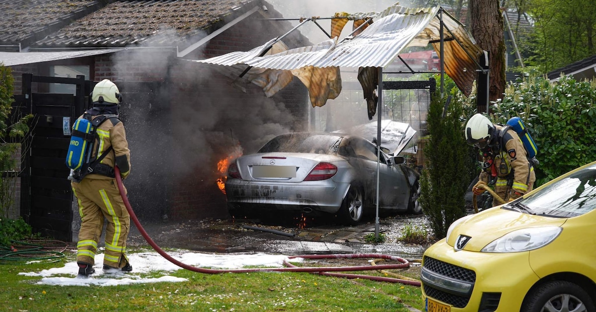 Auto in brand onder carport aan de Holle Drift in Schipborg