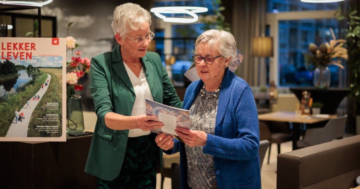 Wethouder reikt eerste magazines Lekker leven in Weststellingwerf uit