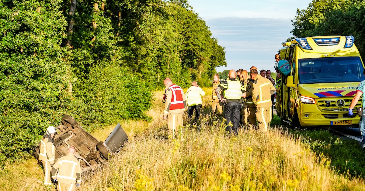 Auto op zijn kop in droge sloot naast de N381 in Beilen
