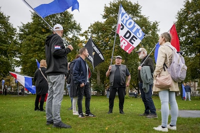 Honderden demonstranten op Malieveld voor extreemrechtse demonstratie, veel politie aanwezig