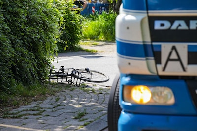 Fietser ernstig gewond na botsing met achteruit rijdende vrachtwagen in Wilp