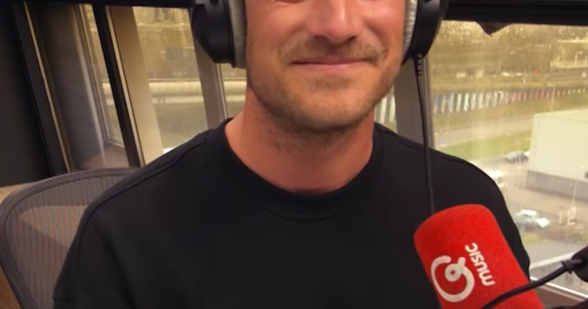 Nieuwslezer van Qmusic zingt een liedje van Antoon in het Gronings: ‘Amoi!’