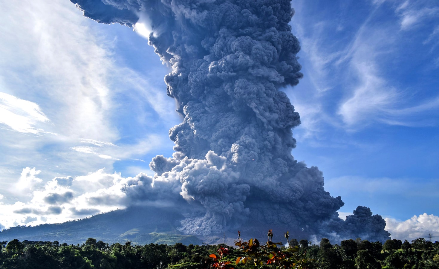 Indonesische vulkaan spuwt kilometershoge aswolk uit  Foto  AD.nl