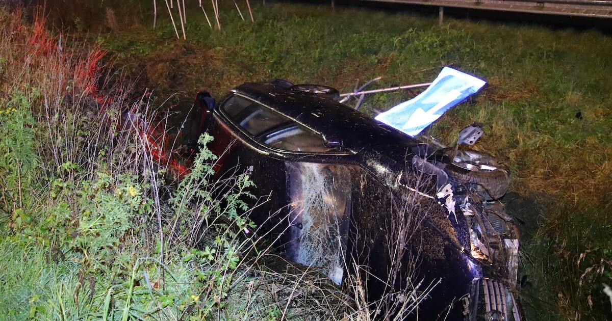 Auto in de sloot na eenzijdig ongeval op A73 bij Rijkevoort | Land van Cuijk