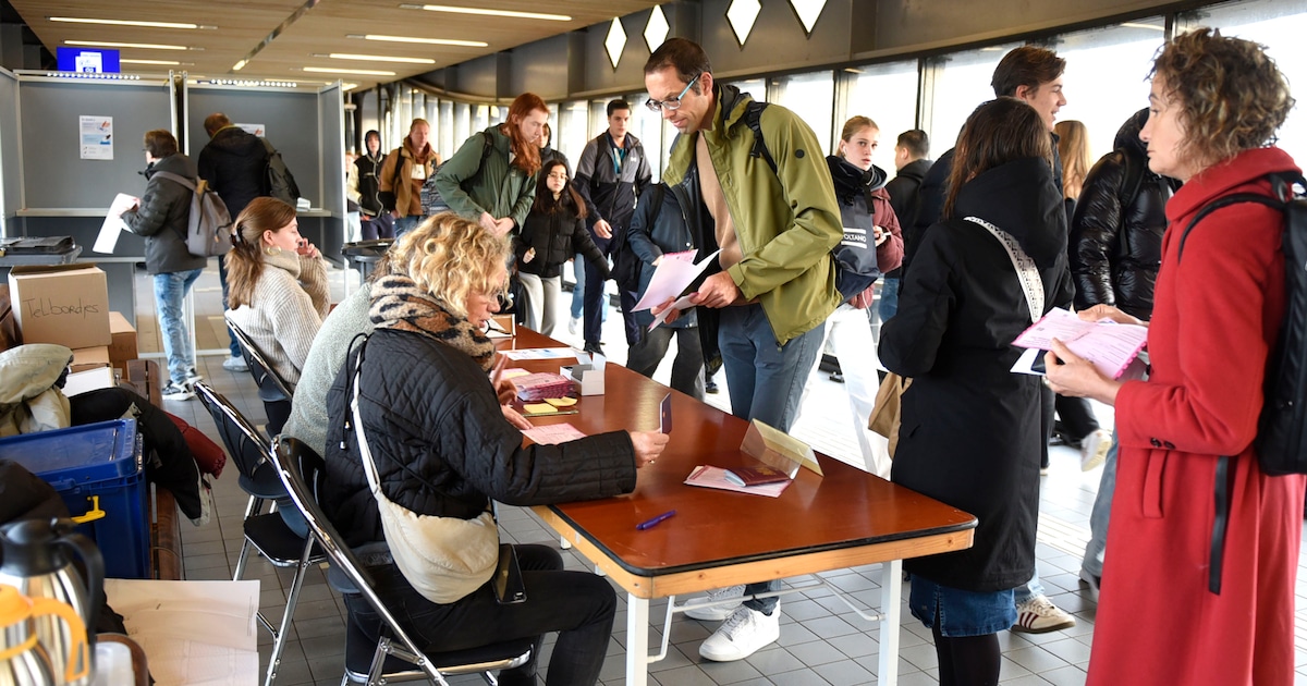 Geen spoortje stress of haast op stembureau voor forensen: ‘Toen we open gingen al een rij’