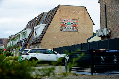 Angelo moet zijn NEC-spandoek en vlag van zijn gevel halen: ‘Dit is zo ontzettend kinderachtig’