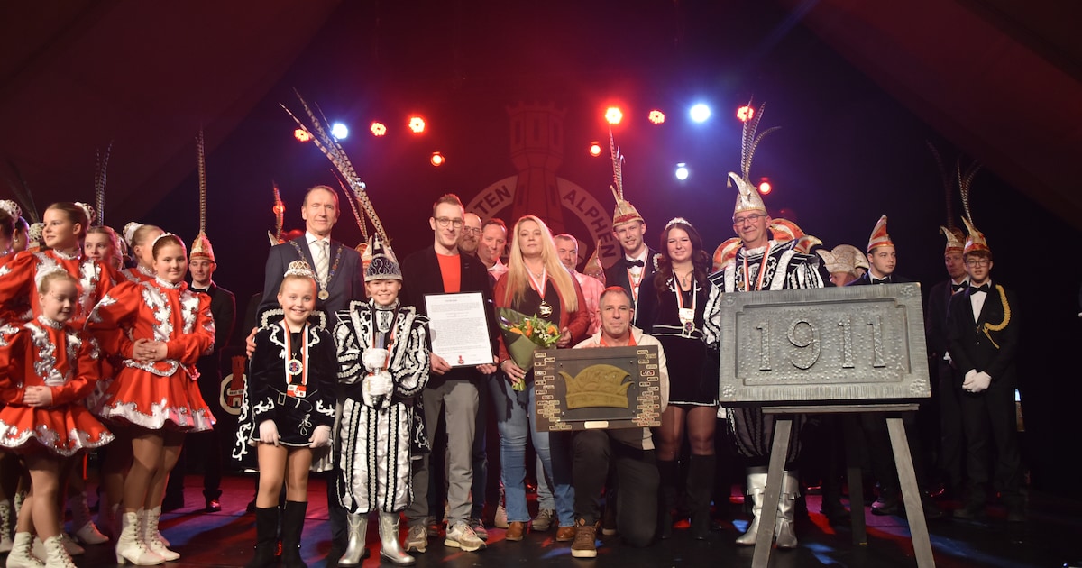 Carnavalsvereniging huldigt Alphense strooiploeg met jaarlijkse prijs: ‘Hebben alles op alles gezet’