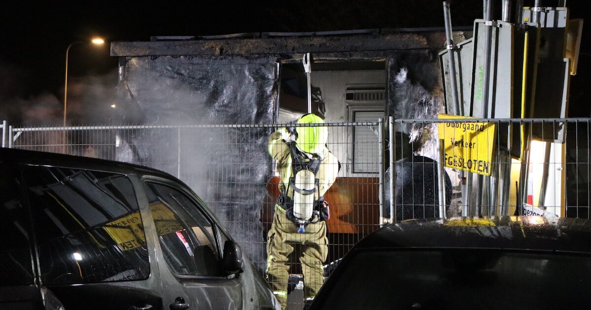 Busje en bouwkeet in brand op Het Steen in Capelle aan den IJssel