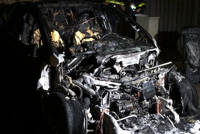 Tesla volledig verwoest door brand in Etten-leur, mogelijk aangestoken