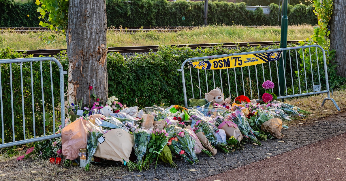 Minuut stilte voor overleden Joann (18) en Oona (17) bij de start van het seizoen van hun voetbalclu
