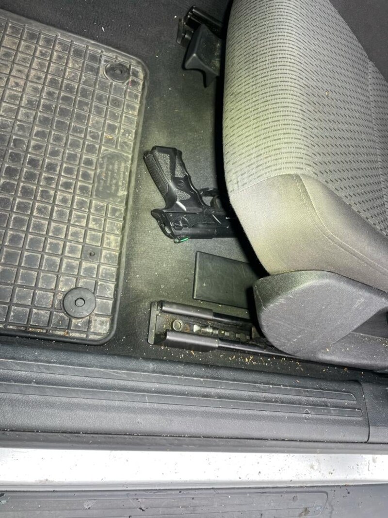 Een wapen zoals dat werd aangetroffen tijdens een controle van de marechaussee.