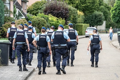 Marechaussee vindt verborgen vuurwapens bij school Overasselt