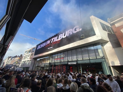 Kledingzaak in Tilburg zorgt voor gekte en menigte koopjesjagers: ‘Wat een volk is hier op de been’