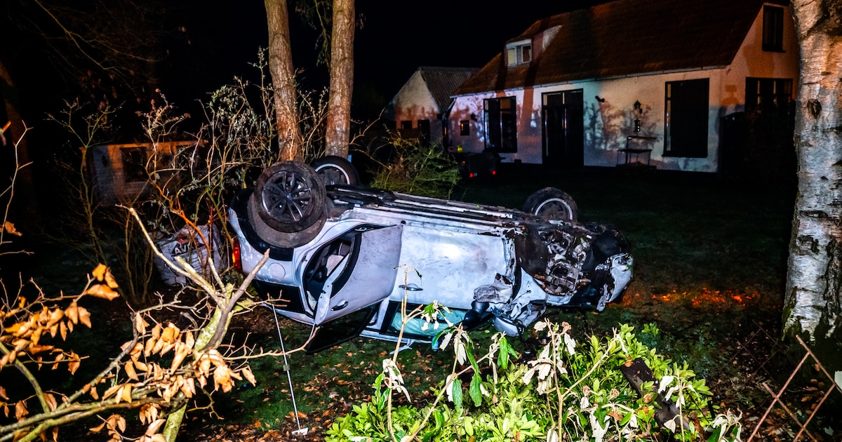Auto belandt op de kop in voortuin van woning op de Noordwolderweg in Vinkega