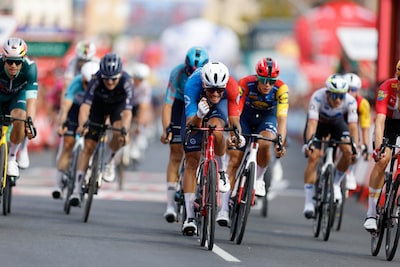 Daverende verrassing in de Vuelta: Fransman Bastien Tronchon verslaat Wout van Aert en wint etappe