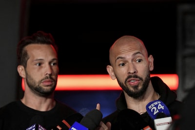 Andrew Tate in Roemenië aangeklaagd voor mensenhandel, broer Tristan als medeplichtige