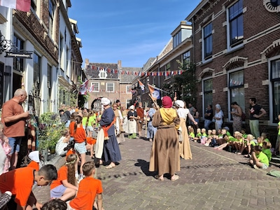 Oranjestad Buren bruist in afwachting van Anna en Willem: hooi in de straten en vlaggen aan de huize