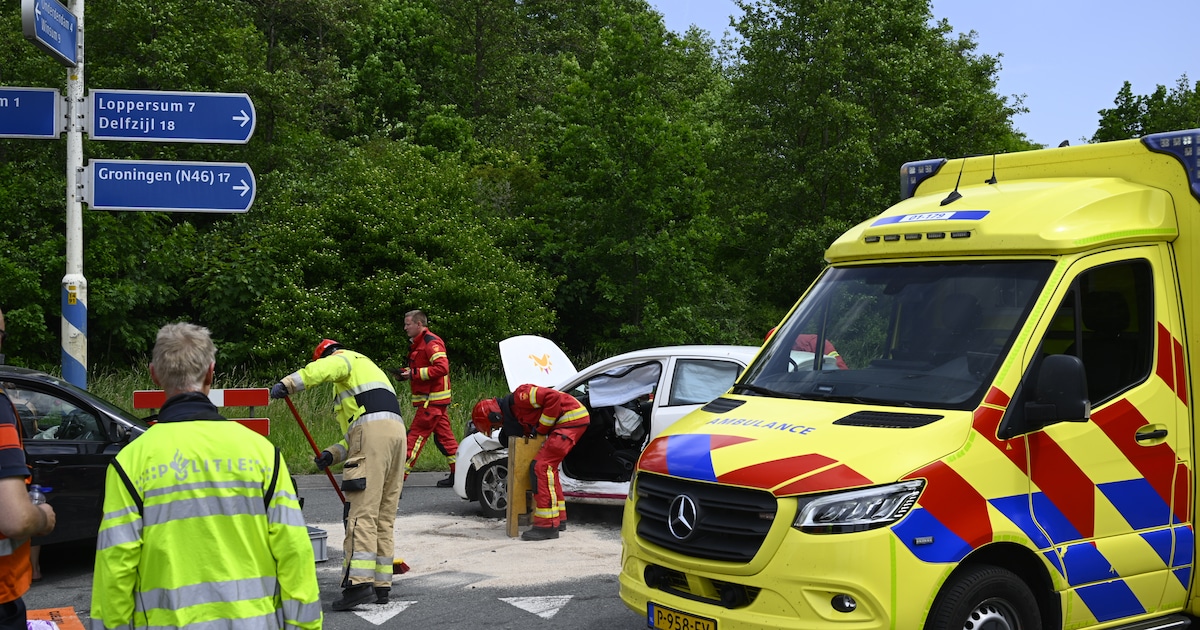 Veel hulpdiensten op de been na botsing tussen auto's op Delleweg in Middelstum