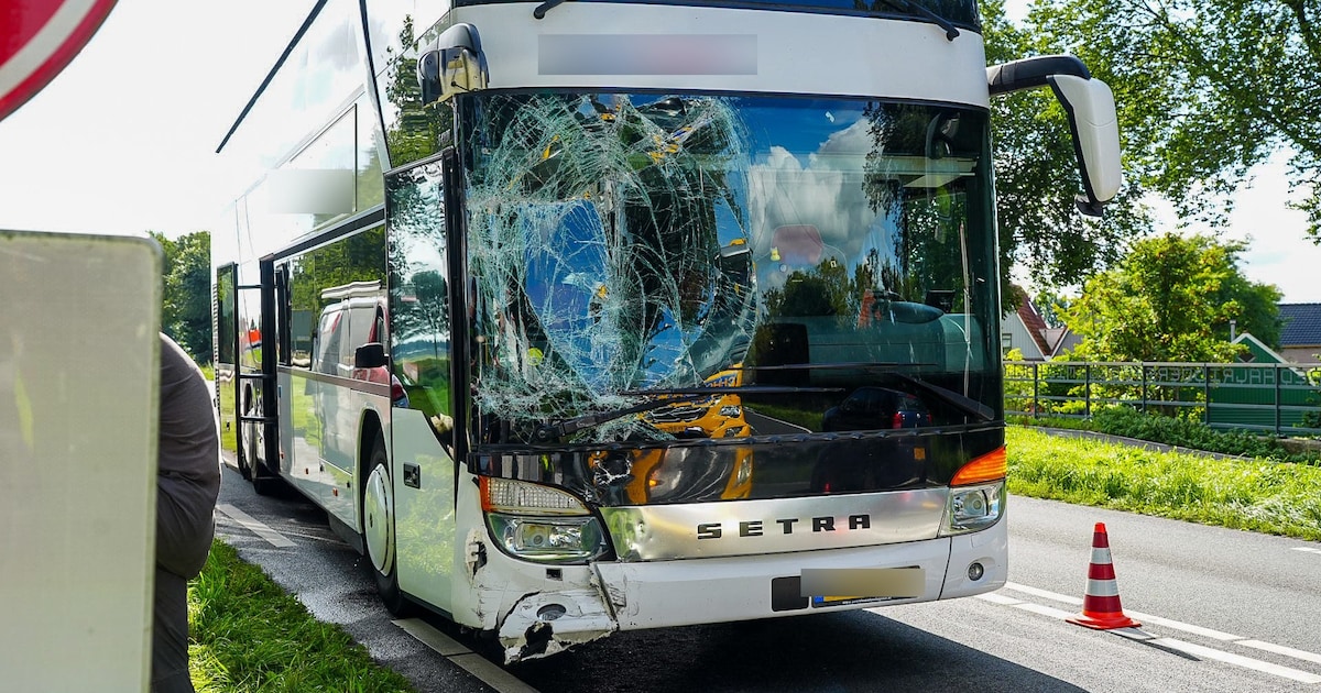 Touringcar en bestelbus botsen op N243 bij Avenhorn