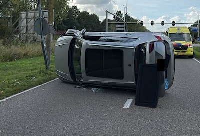 Auto op z’n kant bij ongeval op N270 bij Helmond, bestuurder naar ziekenhuis