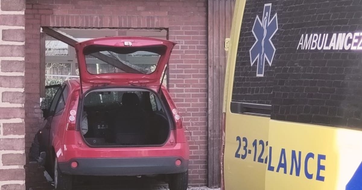 Stucwerk van garage in Swalmen net gedroogd, dan crasht auto door de muur