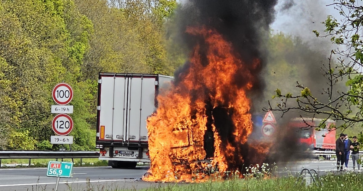 Caravan brand volledig uit langs de A1 bij Voorthuizen: rijstrook afgesloten