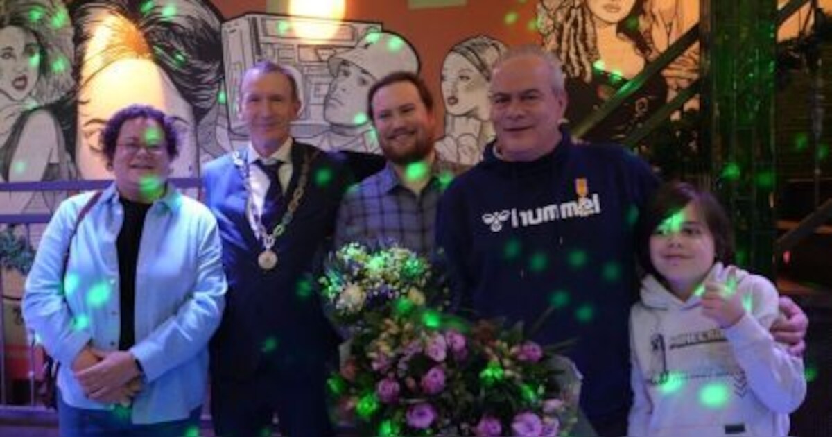 Jürgen Werner (56) uit Alphen ontvangt lintje voor ruim 30 jaar inzet bij Studio Alphen