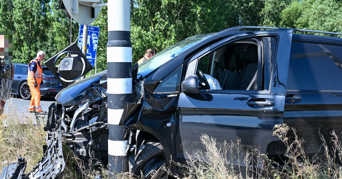 Bedrijfsbus zwaar beschadigd na botsing op Burgemeester Smeetsweg in Zoeterwoude