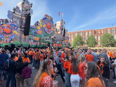 Liveblog Koningsnacht 2026 | In het Mega café is het stil • Britten en Italianen feesten mee • Plass