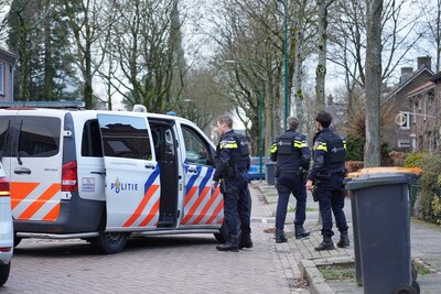 Tiental agenten omsingelt woning in Rijen en pakt vrouw op die met wapen zou hebben gedreigd