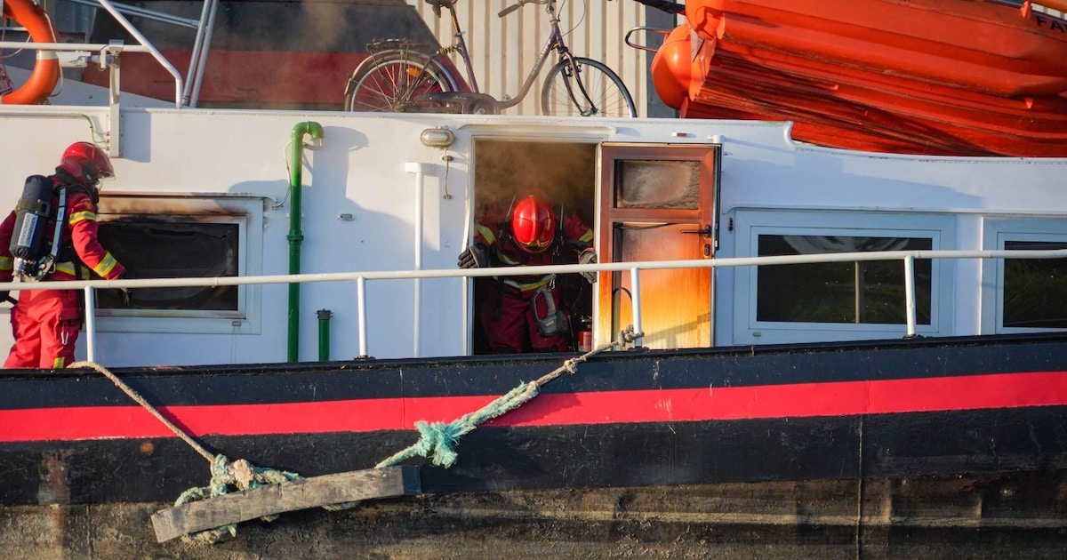 Brand in kajuit van binnenvaartschip in Waterhuizen
