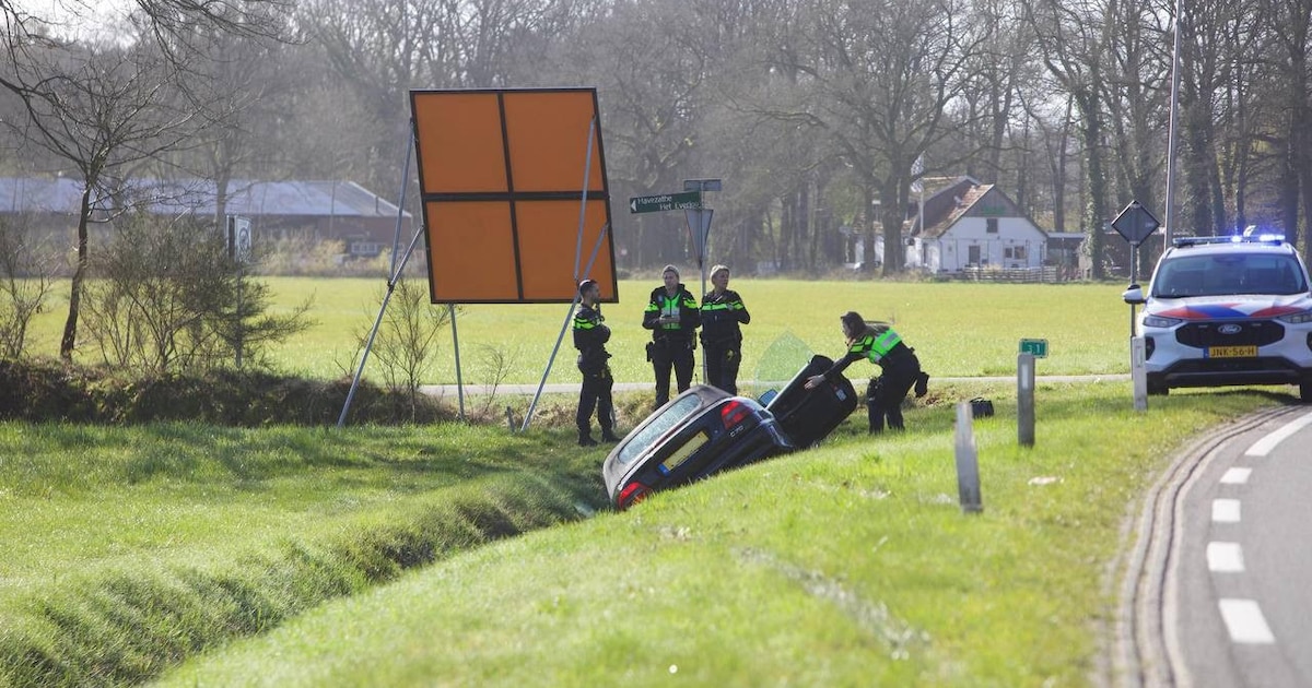Auto belandt in de sloot in Rossum, bestuurster komt met de schrik vrij