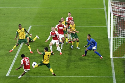 ADO Den Haag blijft overeind tegen AZ, maar haalt ook opgelucht adem door afgekeurde goal Dijkstra