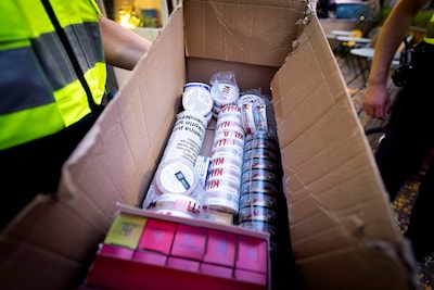 Snus onder toonbank en 1,8 miljoen belastingschuld: politie pakt volle buit bij controle tijdens sta